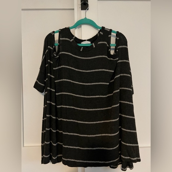 Peep shoulder flowy short sleeve top - Picture 1 of 4